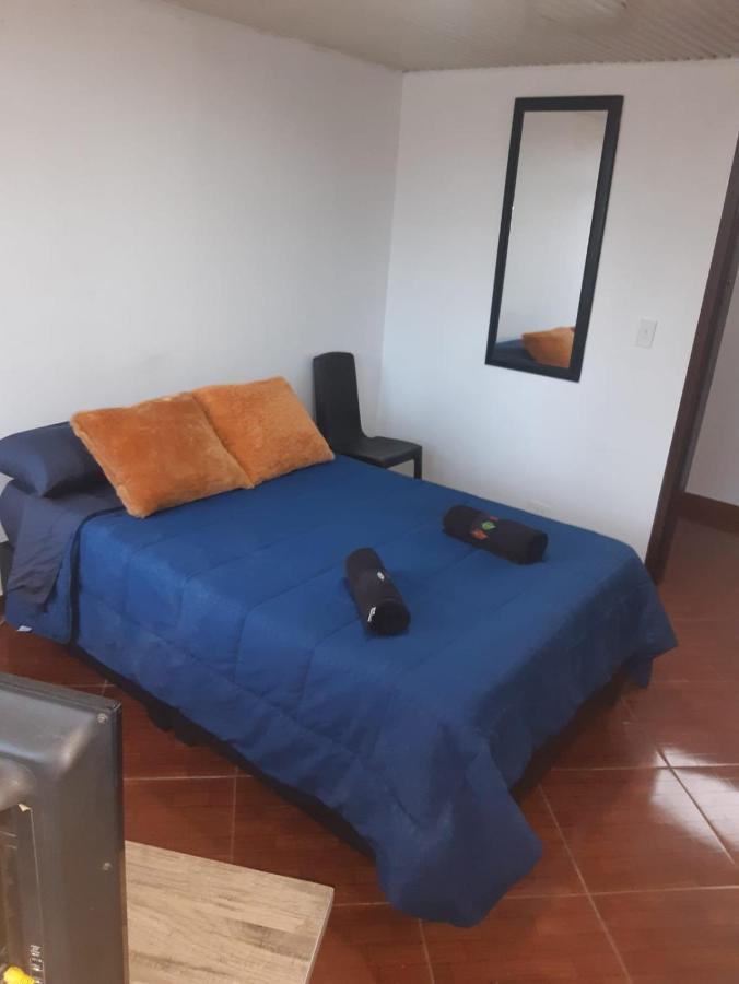Habitacion Con Bano Compatido En Casa De Familia En Corferias, Quinta Paredes, Embajada Americana *