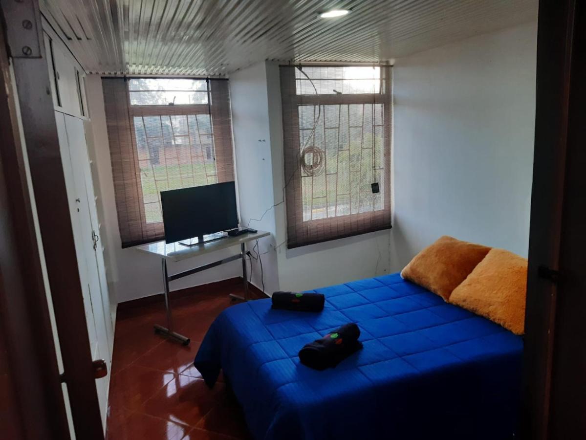 Privatunterkunft Habitacion Con Bano Compatido En Casa De Familia En Corferias, Quinta Paredes, Embajada Americana *